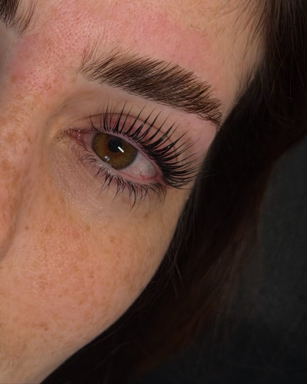 Nahaufnahme von Auge und Augenbraue nach einem Korean Lashlifting